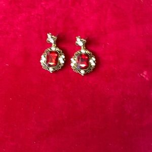 Antique look earrings, with red stones.